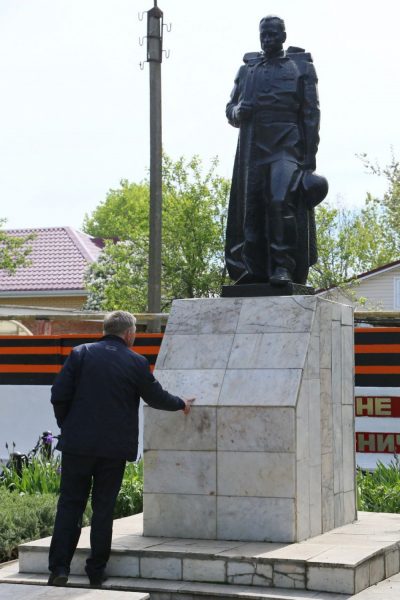 Сергей Макаров посетил братские могилы бойцов и командиров Красной Армии на территории Волгодонска