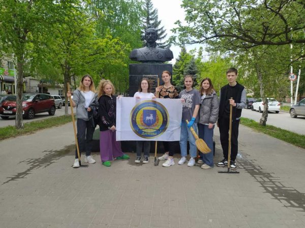 Подростки из казачьей организации «Донцы» привели в порядок памятник атаману Матвею Платову