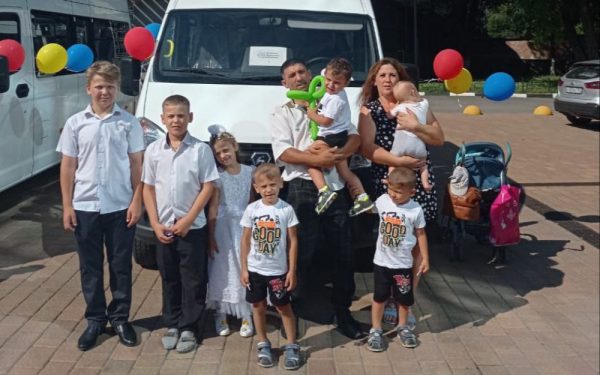 Семья Талыбовых из Волгодонска получила микроавтобус