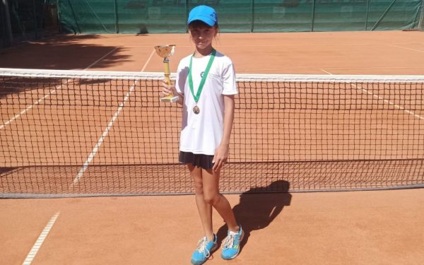 Юная волгодончанка заняла 2 место в региональных соревнованиях по теннису