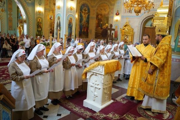 Епископ Волгодонский и Сальский Антоний посвятил сестер милосердия на служение ближним