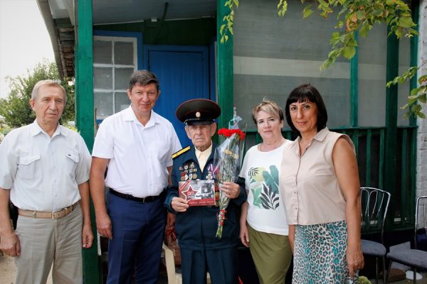 Сергей Ладанов поздравил ветерана Неополькина с 80-летим завершения Курской битвы
