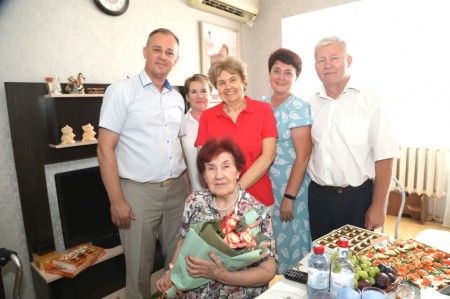 Почетному гражданину Волгодонска Екатерине Хижняковой исполнилось 94 года