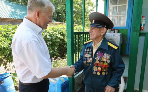 Сергей Макаров поздравил Клима Неополькина с годовщиной окончания Курской битвы