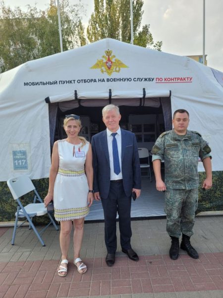 Сергей Макаров ознакомился с работой мобильного пункта отбора на военную службу по контракту