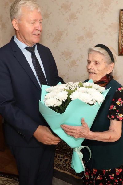 С вековым юбилеем Пелагею Ракову поздравил глава администрации Волгодонска Сергей Макаров
