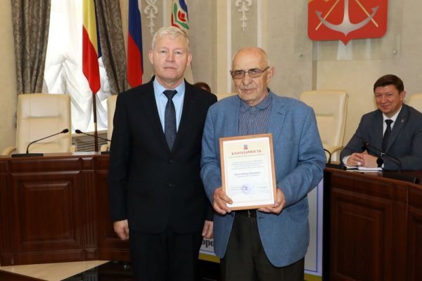 Сергей Макаров наградил руководителей, внесших вклад в строительство гимназии «Юнона» и третьего моста