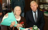 С 95-летием Валентину Фетисову поздравил глава администрации Волгодонска Сергей Макаров