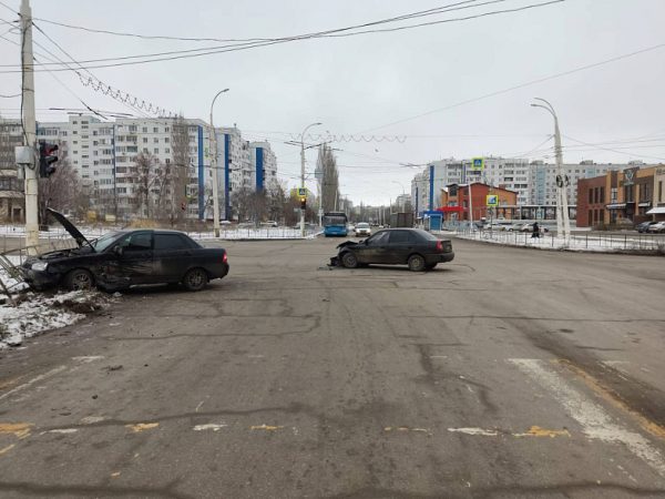 В Волгодонске этим утром столкнулись Lada Priora и Hyundai Accent