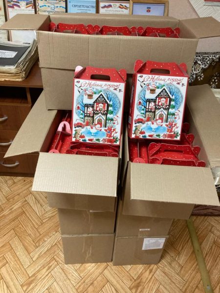 Департаментом труда и социального развития Администрации города Волгодонска закуплены подарки для детей из малоимущих семей