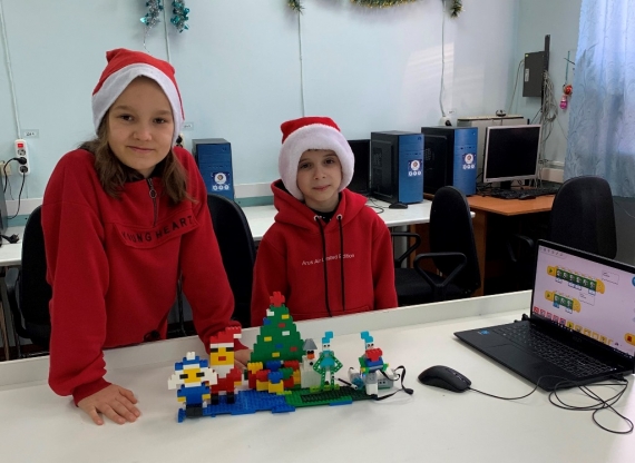 Учащиеся Фототехнического клуба СЮТ собрали роботов-помощников Деда Мороза, «Лего-Елки» и «Лего-Драконов»