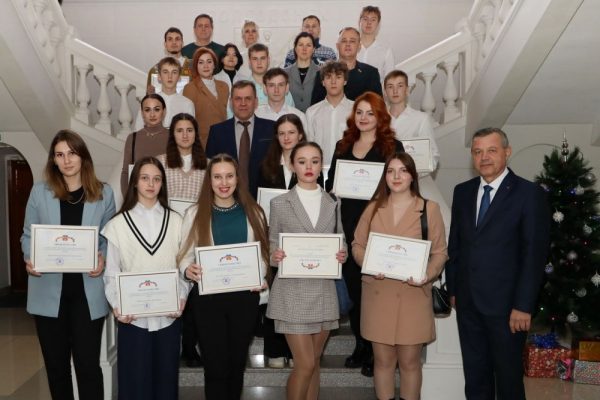 В администрации города вручили премии талантливой и одаренной молодежи Волгодонска