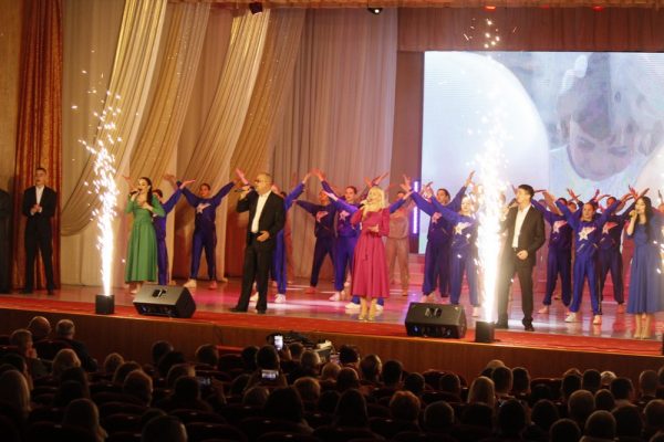 Во Дворце культуры «Октябрь» состоялось торжественное мероприятие, посвящённое 45-летию ГБПОУ РО «ВТММ»