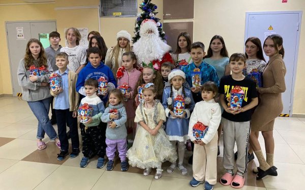 Сотрудники отдела по молодежной политике Администрации Волгодонска поздравили детей, прибывших с территории Луганской и Донецкой Народных Республик