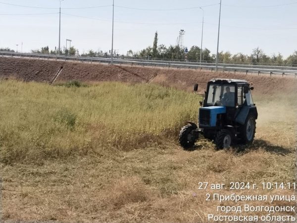 На проспекте Лазоревый и у нового моста начат покос сорной травы