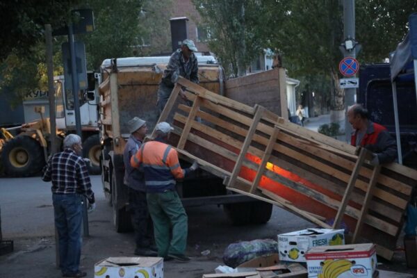 Удар по несанкционированной торговле: с улицы Думенко вывезены самодельные прилавки